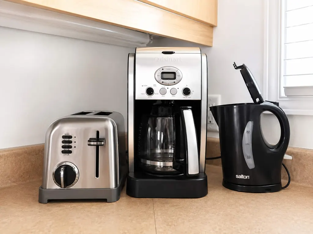 Grille-pain, cafetière à filtre et bouilloire sur le comptoir