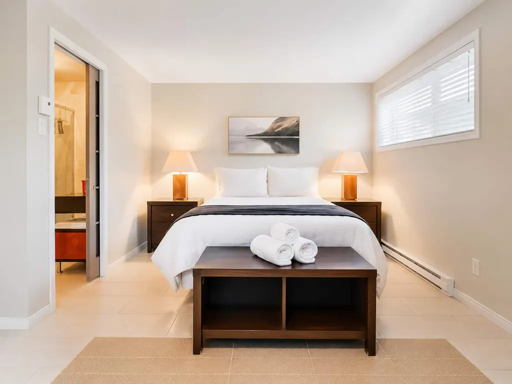 Chambre principale avec lit queen et lampes de chevet