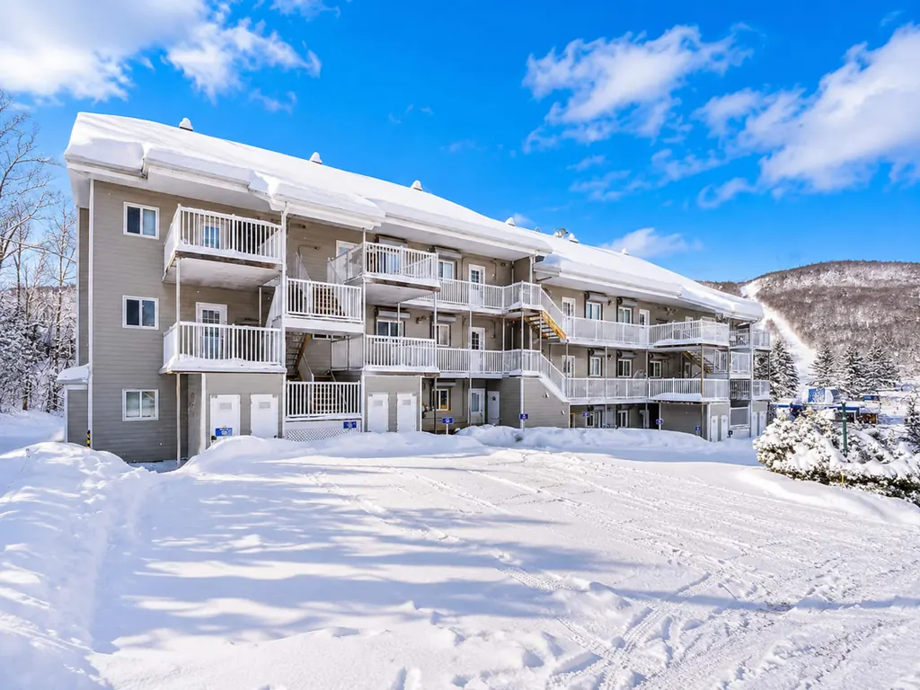 Immeuble du condo sous la neige par une journée ensoleillée