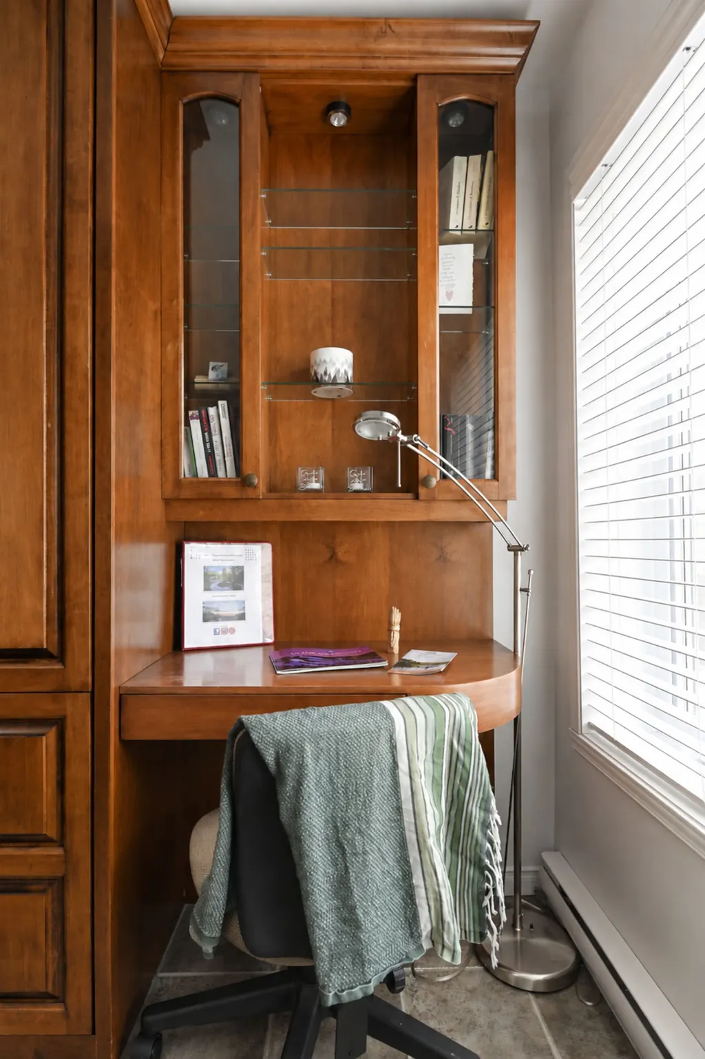 Espace de travail avec bureau, lampe et chaise près d’une fenêtre