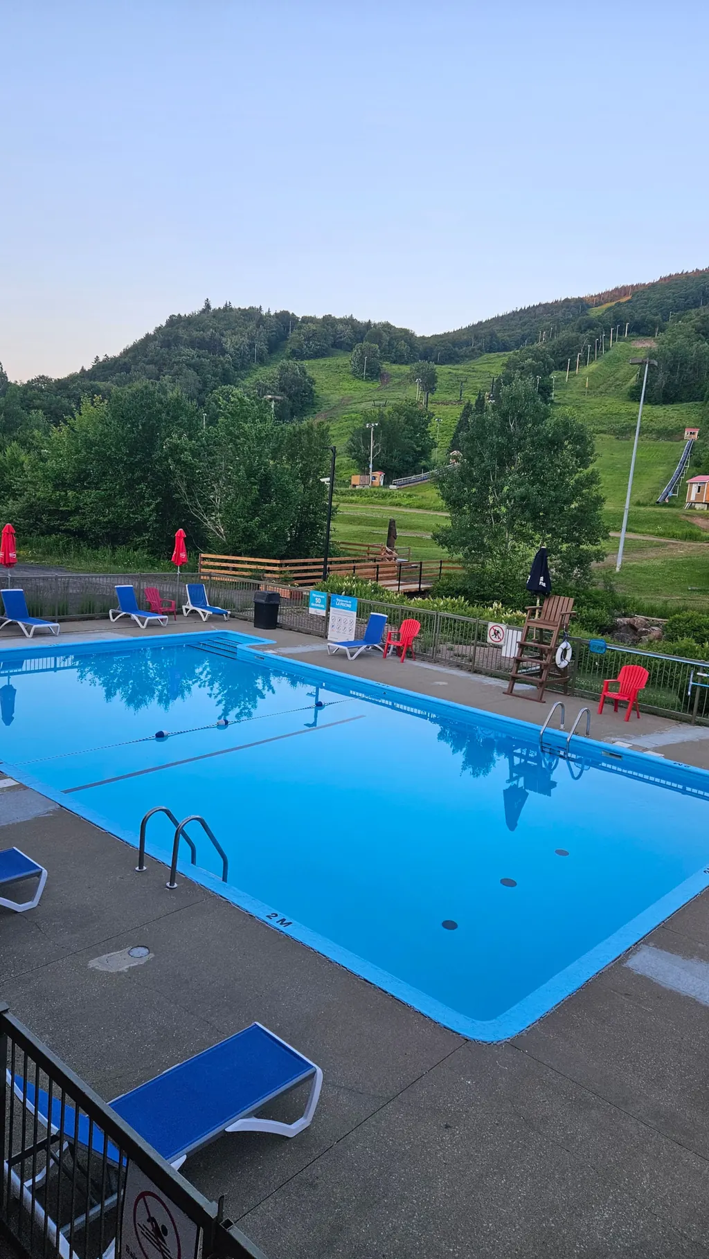 Piscine extérieure de la station au pied de la montagne en été