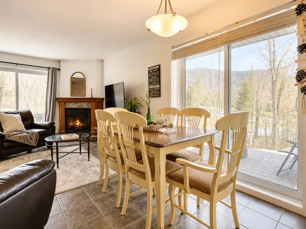Salle à manger lumineuse avec porte-patio vers le balcon