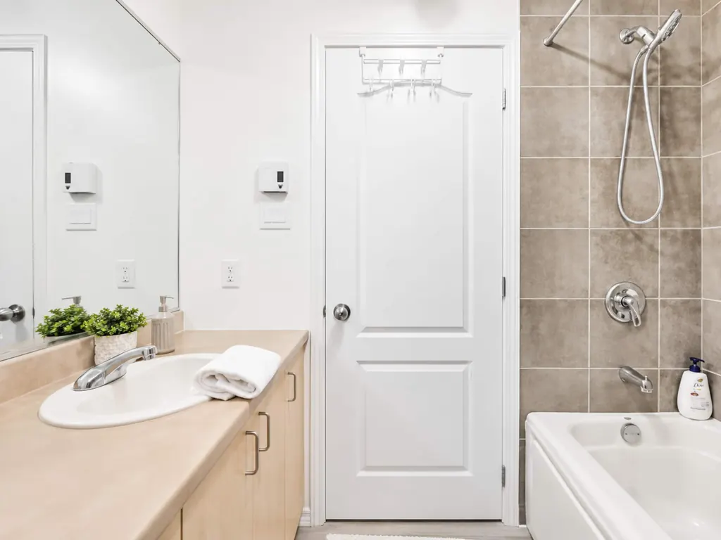 Salle de bain avec baignoire, douche et comptoir