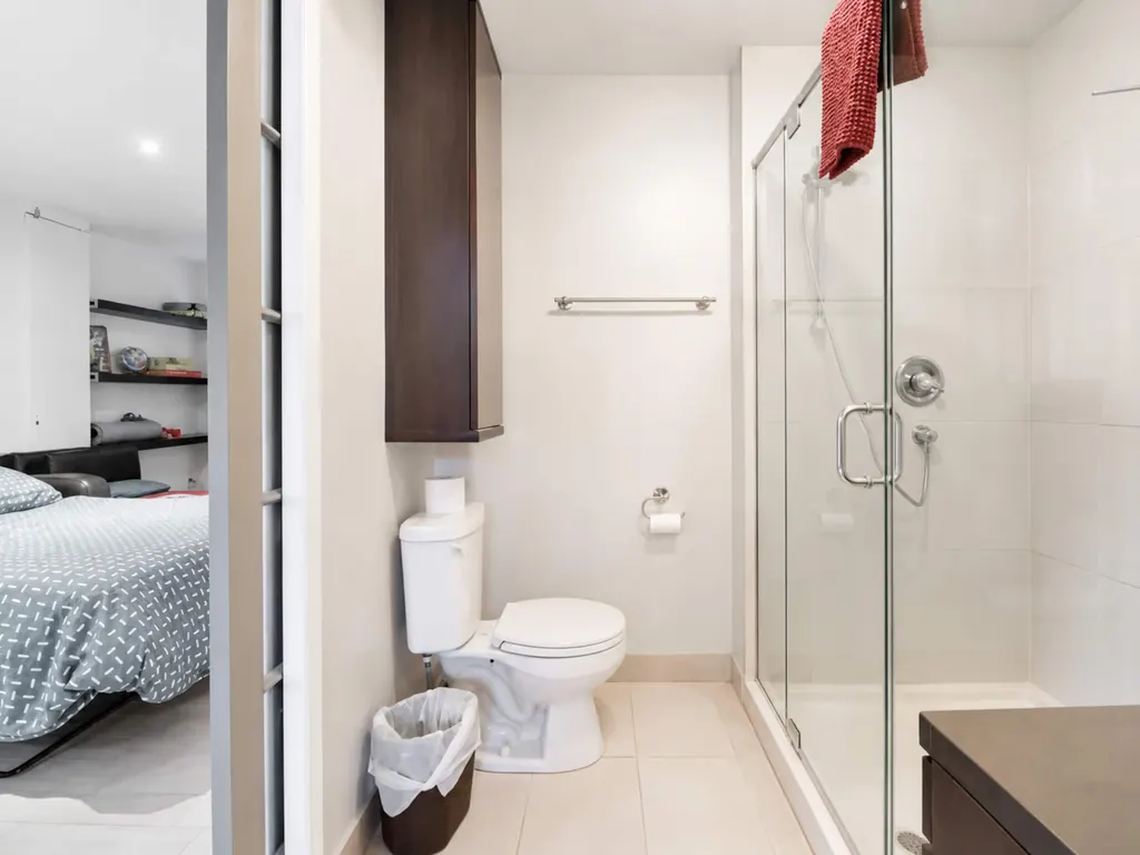 Salle de bain avec douche vitrée